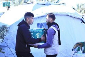 مركز الملك سلمان للإغاثة يواصل دعم النازحين في خانيونس بالسلال الغذائية