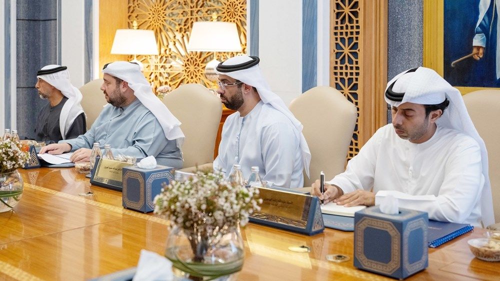 منصور بن زايد يترأس اجتماع اللجنة العليا بشأن قطاع الماء والكهرباء في أبوظبي