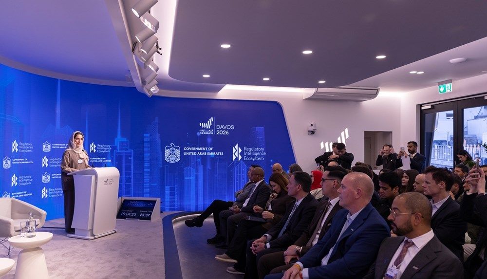 حكومة الإمارات تُطلق في" منتدى دافوس" أول ورقة بيضاء بحثية حول تصميم مستقبل الذكاء التشريعي