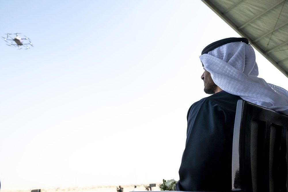 زايد بن محمد بن زايد يشهد جانباً من العروض الجوية الحية ضمن فعاليات "يومكس" و"سيمتكس"