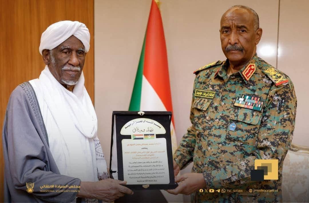 البرهان يتسلم وثيقة عهد وميثاق من كيان الأنصار