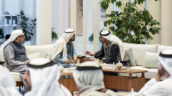 رئيس الدولة يستقبل محمد بن راشد