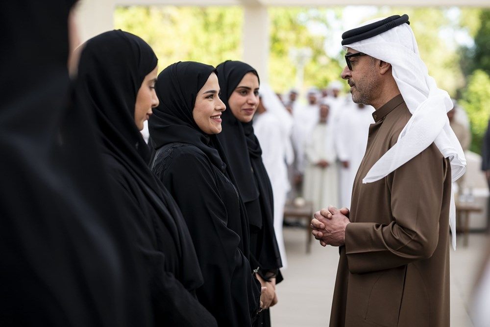 هزاع بن زايد يستقبل الشيوخ والمسؤولين والمواطنين في مجلس قصر المقام بمنطقة العين