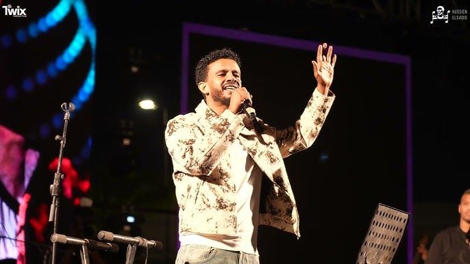 شاهد بالفيديو.. (معقولة يا جماعة الزول ما يتكلم).. الفنان حسين الصادق ينفعل في وجه عازفيه أمام جمهوره العريض خلال حفل بالقاهرة