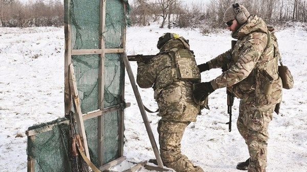 مباحثات أميركية روسية حول سبل إنهاء حرب أوكرانيا سلمياً