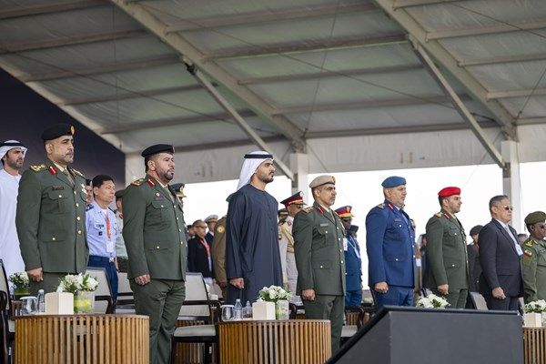 زايد بن محمد بن زايد يشهد جانباً من العروض الجوية الحية ضمن فعاليات "يومكس" و"سيمتكس"