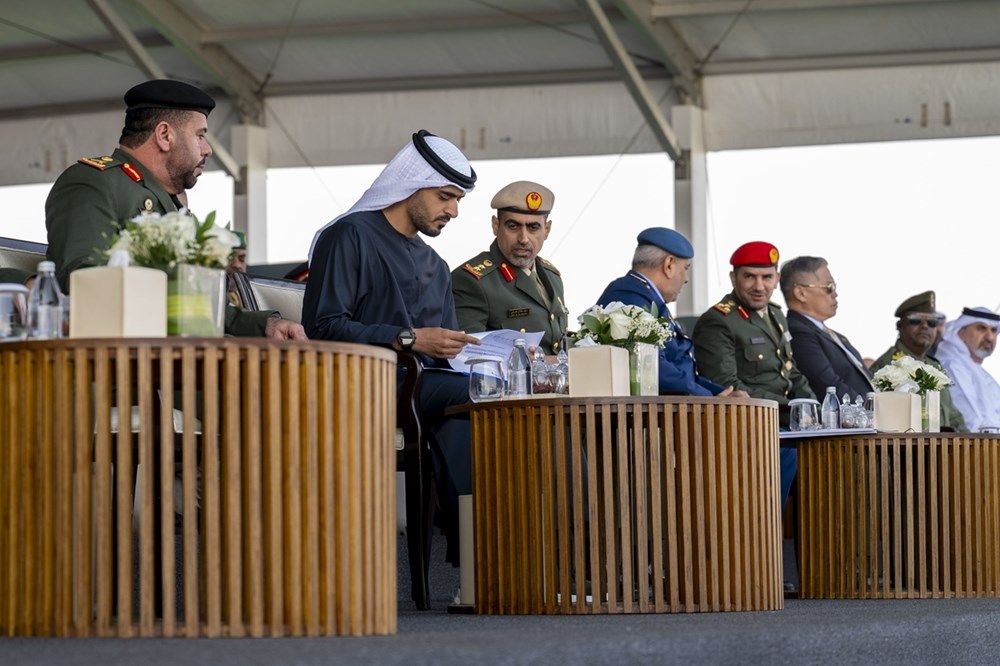 زايد بن محمد بن زايد يشهد جانباً من العروض الجوية الحية ضمن فعاليات "يومكس" و"سيمتكس"