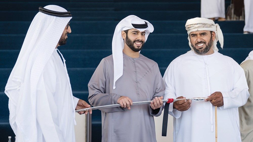 هزاع بن حمدان بن زايد يتوِّج الفائزين بمزاينة الإبل في مهرجان الظفرة