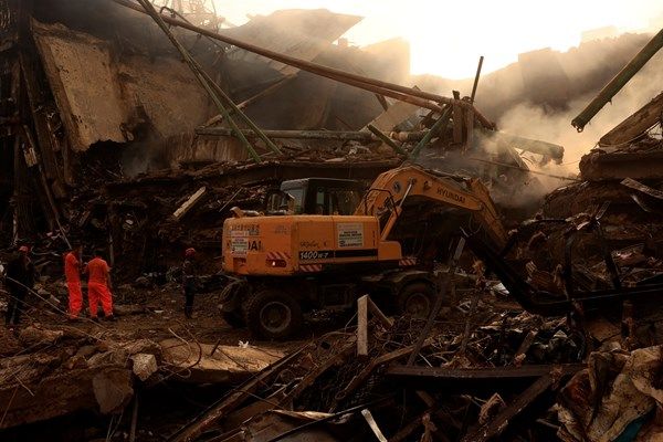 ارتفاع حصيلة ضحايا الحريق في مركز تجاري بكراتشي