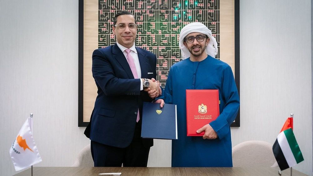 عبدالله بن زايد يستقبل وزير خارجية قبرص ويوقعان مذكرة تفاهم لإقامة شراكة استراتيجية شاملة في مجال الطاقة