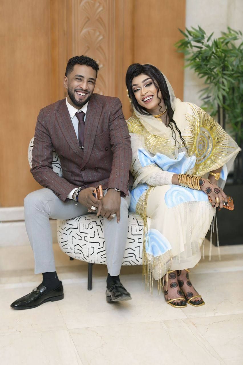 شاهد بالصور.. محمد بشير ومروة الدولية يجلسان على “كرسي” واحد في جلسة تصوير من زواج “كوشي” ويعلقان: (دوليين ومسيطرين)