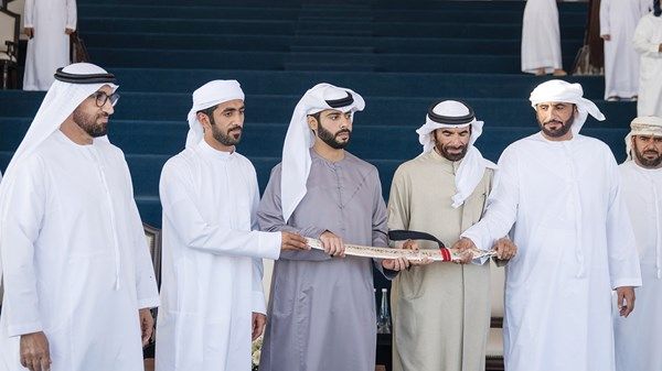 هزاع بن حمدان بن زايد يتوِّج الفائزين بمزاينة الإبل في مهرجان الظفرة
