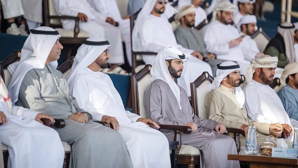 هزاع بن حمدان بن زايد يتوِّج الفائزين بمزاينة الإبل في مهرجان الظفرة