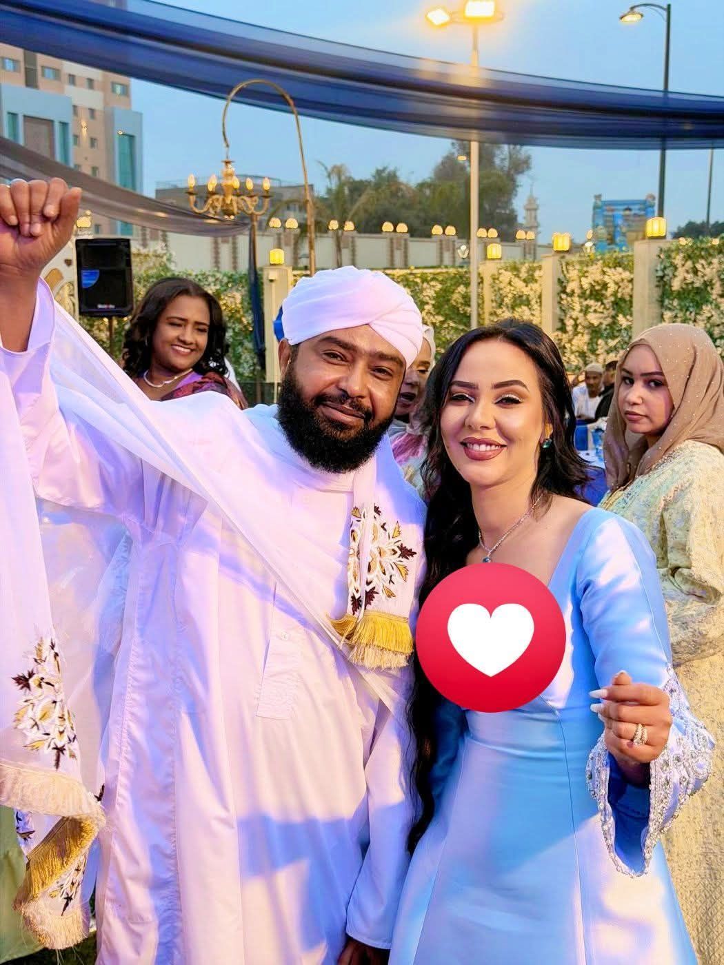 شاهد بالفيديو.. الفنان مأمون سوار الدهب يرد على زواج طليقته “هند” بعد ساعات من زواجها الأسطوري بأغنية ساخرة: (أنا زاتي شفت غيرها بنية وااا حلاتها مؤدبة وجميلة ومتابعة لصلاتها اللهم لا شماتة)