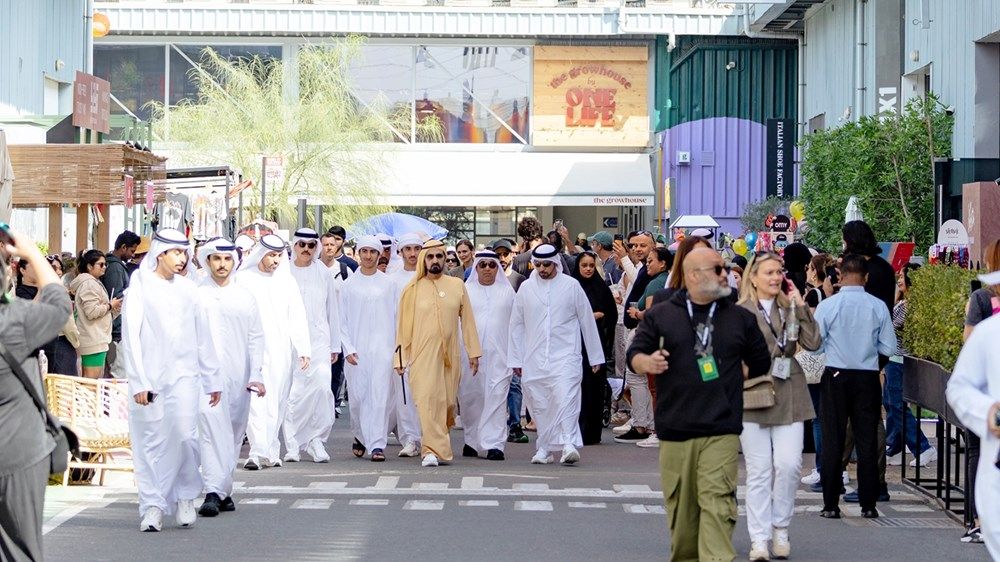 محمد بن راشد يزور مهرجان القوز للفنون