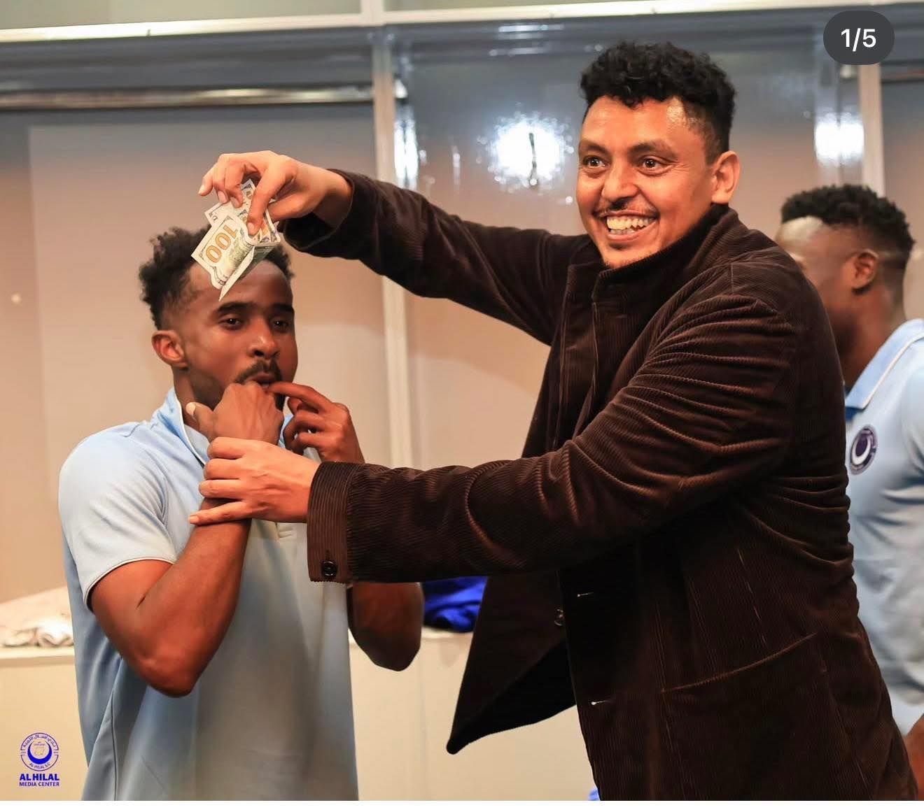 شاهد بالصورة.. الصحفية عائشة الماجدي تسخر من “العليقي” بسبب تحفيزه لنجم مباراة صن داونز بــ 200 دولار فقط: (النقطة بتاعتك تعبانة صراحة معقول دي الفنانات بنقطوا ليهم في حفلة جرتق زيها عشرة مرات)