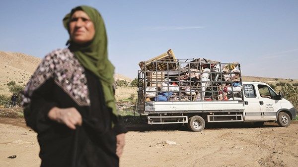 اعتداءات المستوطنين تجبر 100 عائلة فلسطينية على النزوح بالضفة