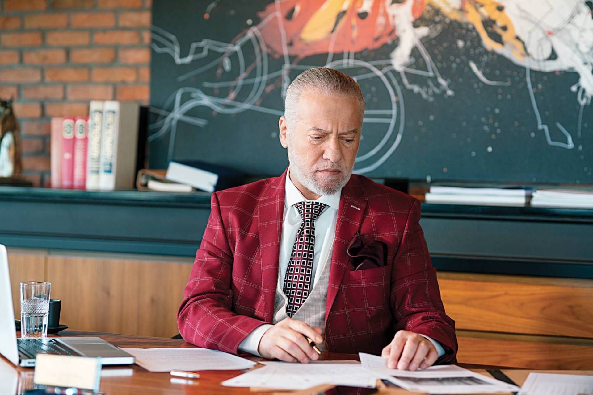 “سرّ وقدر” في شهر رمضان… آخر بصمة دراميّة للرّاحل فادي إبراهيم