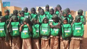 مركز الملك سلمان للإغاثة يوزع الملابس الشتوية لدعم المرضى والطواقم الطبية في غزة