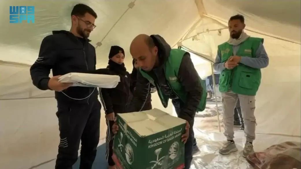 مركز الملك سلمان للإغاثة يوفر مأوى ودعمًا إنسانيًا لعائلة نازحة في غزة