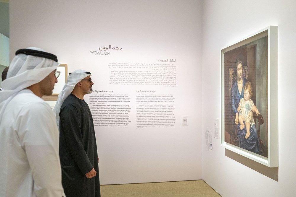 خالد بن محمد بن زايد يزور المعارض الفنية الموسمية في متحف اللوفر أبوظبي