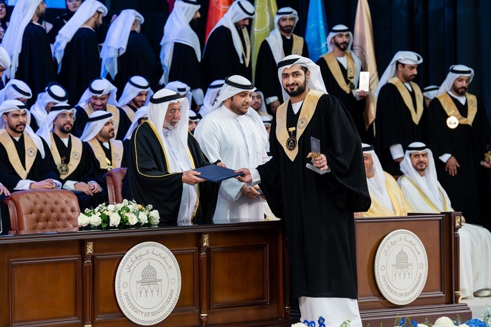 حاكم الشارقة يشهد حفل تخريج الدفعة الأولى من طلبة جامعة خورفكان