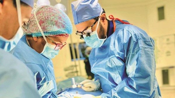 استئصال أورام معقّدة من الفقرات العنقية لمريض شاب بدبي