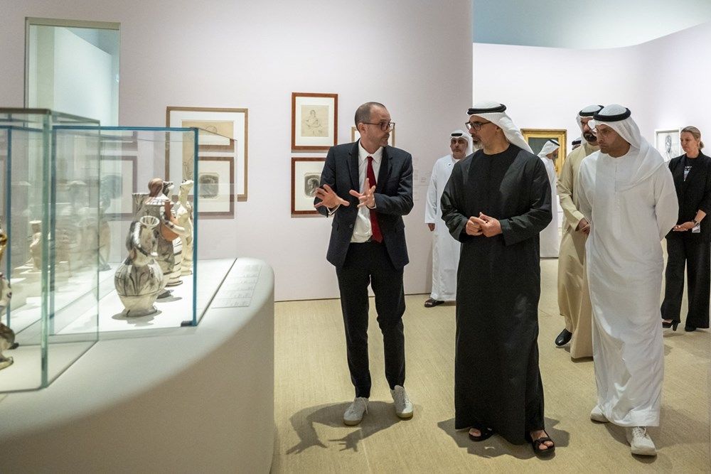 خالد بن محمد بن زايد يزور المعارض الفنية الموسمية في متحف اللوفر أبوظبي