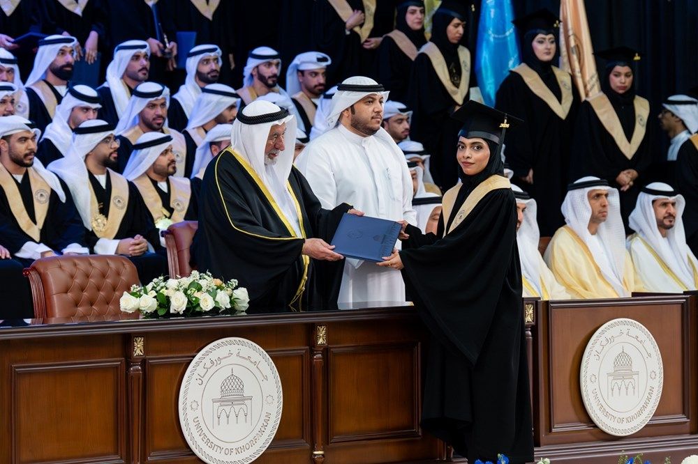 حاكم الشارقة يشهد حفل تخريج الدفعة الأولى من طلبة جامعة خورفكان