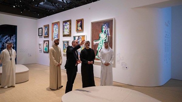 خالد بن محمد بن زايد يزور المعارض الفنية الموسمية في متحف اللوفر أبوظبي