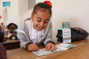 مركز الملك سلمان للإغاثة يوزع الملابس الشتوية لدعم المرضى والطواقم الطبية في غزة