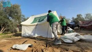 مركز الملك سلمان للإغاثة يوفر مأوى ودعمًا إنسانيًا لعائلة نازحة في غزة