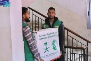 مركز الملك سلمان للإغاثة يوفر مأوى ودعمًا إنسانيًا لعائلة نازحة في غزة