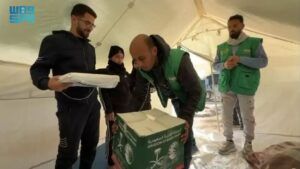 مركز الملك سلمان للإغاثة يوفر مأوى ودعمًا إنسانيًا لعائلة نازحة في غزة