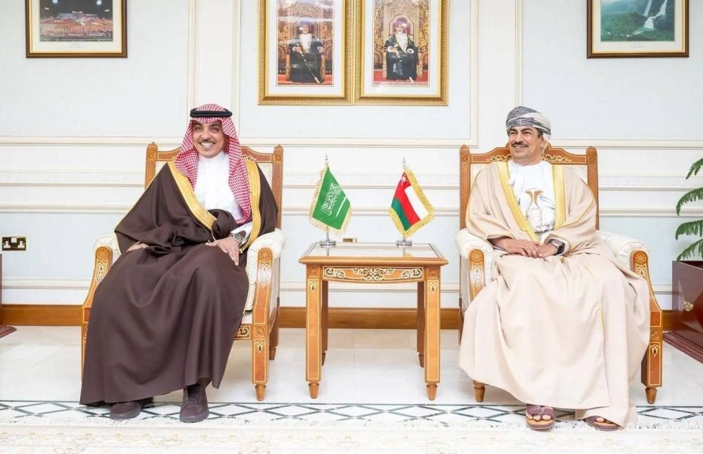 وزير الإعلام يبحث في عُمان تعزيز التعاون الإعلامي وتطوير الشراكات