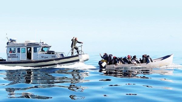 وفاة 50 مهاجراً بغرق مركب انطلق من سواحل تونس