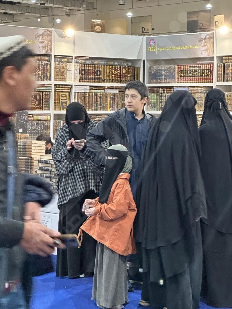 طفلة روسية تسرق الأضواء وتثير ضجة في معرض القاهرة للكتاب – صور