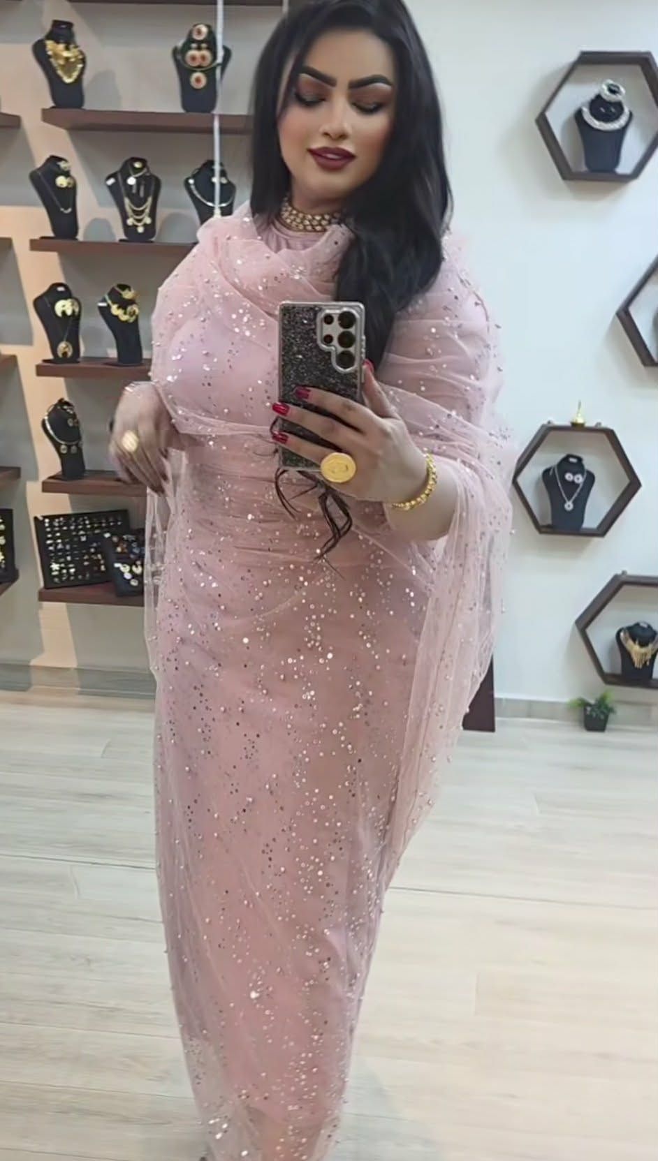 شاهد بالصورة والفيديو.. بثوب فاخر وأنيق.. الفنانة الحسناء أفراح عصام تستعرض جمالها داخل محلها التجاري بالقاهرة على أنغام ندى القلعة والجمهور يتغزل: (جمال ما طبيعي يا لابس البمبي)