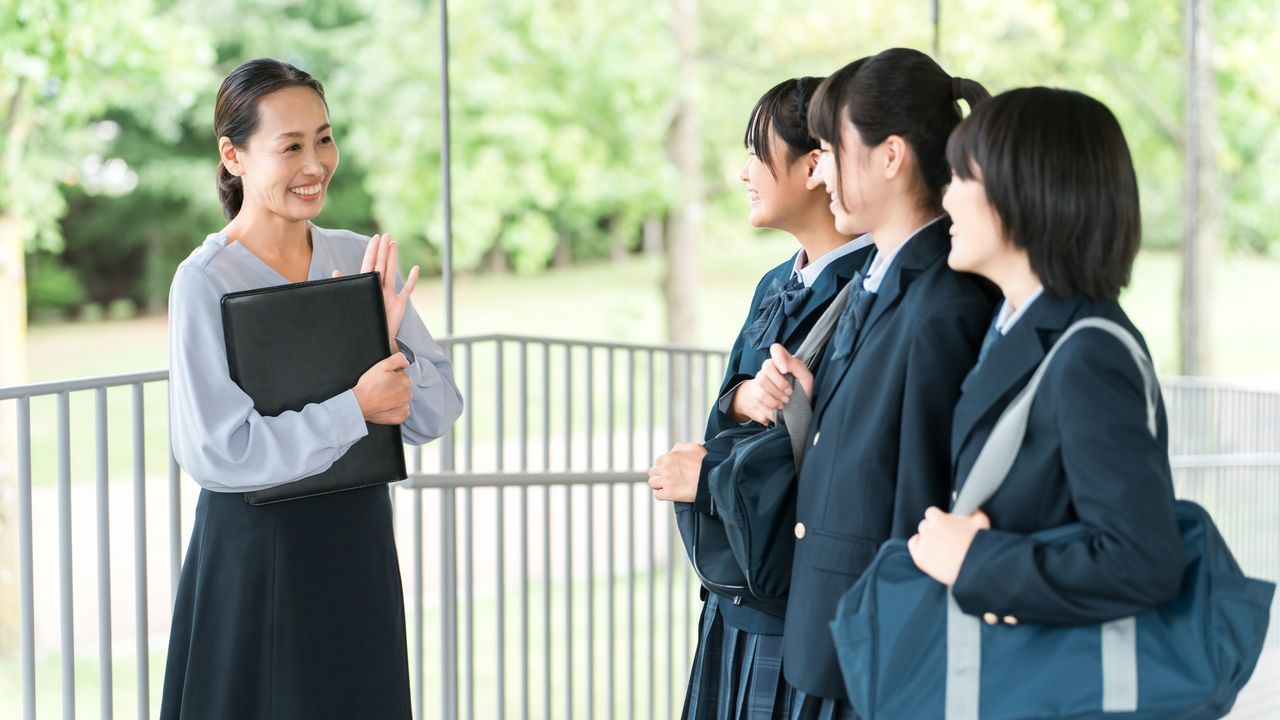 اليابان | بين الفصول والمهام الإدارية: لماذا يعمل المعلم الياباني أكثر من غيره؟