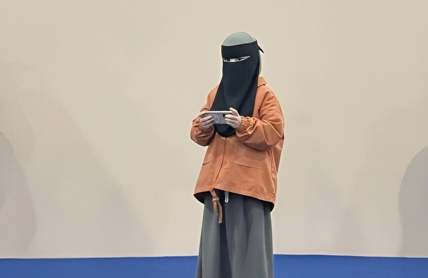 طفلة روسية تسرق الأضواء وتثير ضجة في معرض القاهرة للكتاب – صور