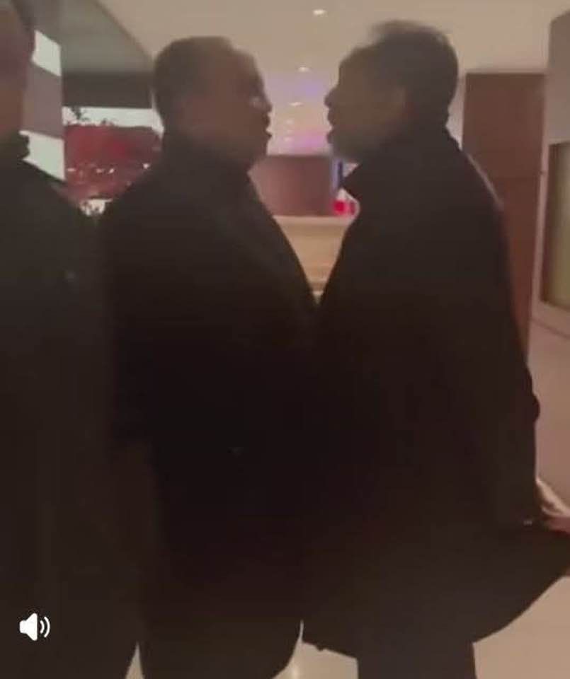 شاهد بالصورة والفيديو.. مواطن سوداني يشتبك مع القيادي بالحرية والتغيير “سلك” ويصفه بــ”الوسخان” والصحفي مزمل أبو القاسم يعلق ساخراً: (نطالب بعدم التصعيد مع ضرورة إبرام هدنة إنسانية عاجلة بين طرفي الصراع)