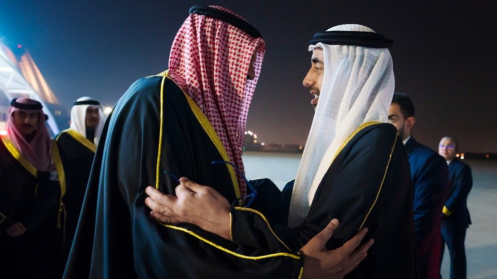 عبدالله بن زايد يصل إلى الكويت في زيارة عمل