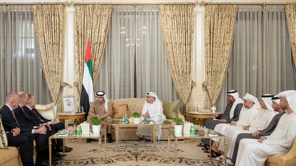 هزاع بن زايد يشهد توقيع اتفاقية بين مكتب أبوظبي للاستثمار و«ستيت ستريت»