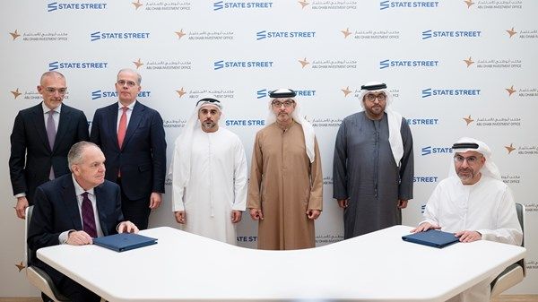 هزاع بن زايد يشهد توقيع اتفاقية بين مكتب أبوظبي للاستثمار و«ستيت ستريت»