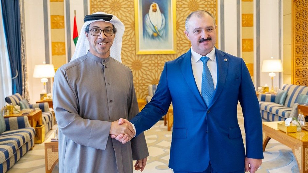 منصور بن زايد يستقبل المبعوث الخاص لرئيس جمهورية بيلاروسيا إلى الشرق الأوسط