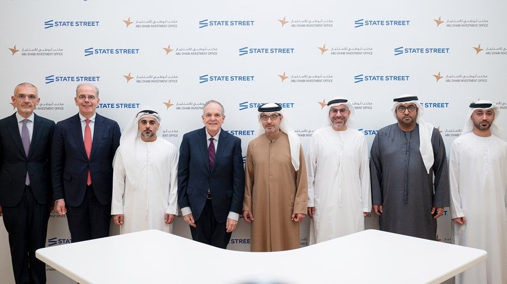 هزاع بن زايد يشهد توقيع اتفاقية بين مكتب أبوظبي للاستثمار و«ستيت ستريت»
