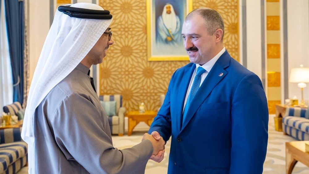 منصور بن زايد يستقبل المبعوث الخاص لرئيس جمهورية بيلاروسيا إلى الشرق الأوسط