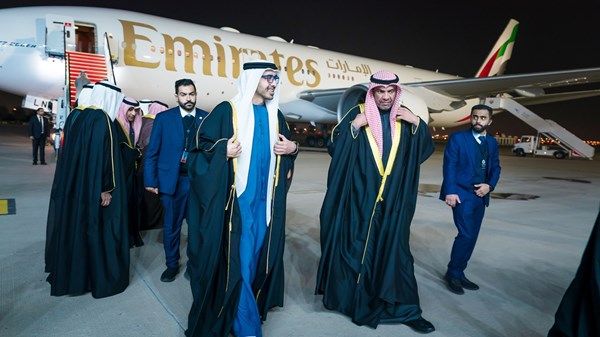 عبدالله بن زايد يصل إلى الكويت في زيارة عمل