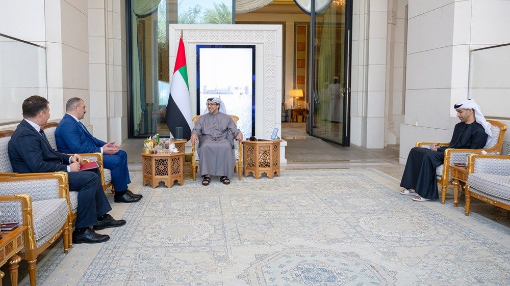 منصور بن زايد يستقبل المبعوث الخاص لرئيس جمهورية بيلاروسيا إلى الشرق الأوسط