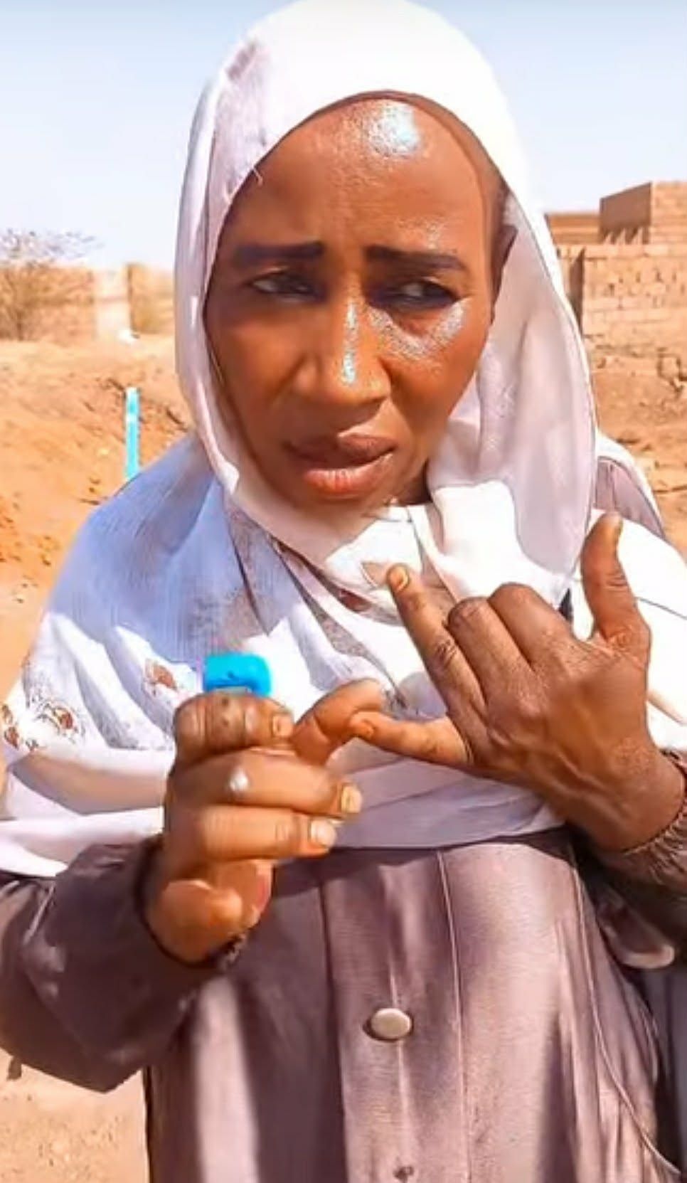 شاهد بالصورة والفيديو.. سيدة سودانية تعود لمنزلها وتكتشف أن الأهالي قاموا بتحويله لمقابر دفنوا عليها موتاهم